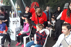 στην πλατεία Ελευθερίας 70 περίπου κομμωτές και μακιγιέρ, σε μία εθελοντική δράση με τίτλο “Πάμε Πλατεία”, για καλό σκοπό.