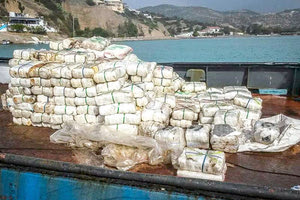 το ρυμουλκο πλοίο «ANDREAS» που εντοπίστηκε μετά από συντονισμένη επιχείρηση του Λιμενικού Σώματος, νότια της Κρήτης, με έξι τόνους, εκατόν εβδομήντα επτά κιλά και οκτακόσια γραμμάρια (6.177,800) κατεργασμένης κάνναβης (σοκολάτα), συνολικής αξίας 70 εκατ. ευρώ.