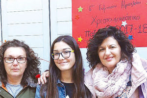 Η αντιπρόεδρος του 15μελούς 6ου Γυμνασίου Ηρακλείου Χρύσα Κάββαλου μαζί με τις καθηγήτριες της περιβαλλοντικής ομάδας