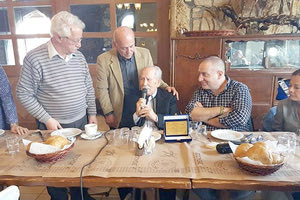 Συγκινημένος παρέλαβε τιμητική πλακέτα ο Μιχάλης Καραταράκης