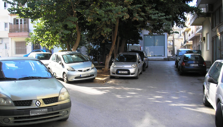 στη μικρή μας την πλατεία.