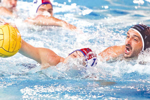 Ο Βασιλάκης (δεξιά) σε φάση από το παιχνίδι με ΠΑΝΙΩΝΙΟ