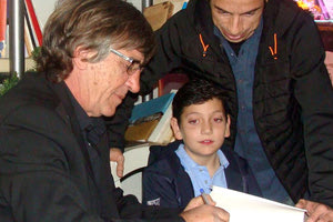 Ο Θωμάς Μαύρος υπογράφει αντίγραφα μετά την παρουσίαση του βιβλίου του