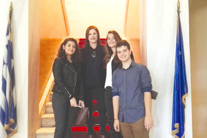 Η κ. Γεωργία Καμπουράκη με τους τρεις από τους τέσσερις μαθητές του σχολείου που έλαβαν τον τίτλο του Πρέσβη του Ευρωπαϊκού Κοινοβουλίου