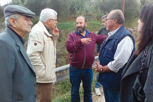 Τη δραματική κατάσταση που επικρατεί στην περιοχή του Βενεράτου, όπου οι αγωγοί του αποχετευτικού δικτύου υπερχειλίζουν και λύματα χύνονται ακατέργαστα στο ρέμα είχαν την ευκαιρία να διαπιστώσουν από πρώτο χέρι τα στελέχη της Ηράκλειας Πρωτοβουλίας