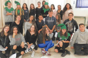 Οι μαθητές του 11ου Γυμνασίου που συμμετέχουν στην παράσταση “Το ξωτικό των Χριστουγέννων”