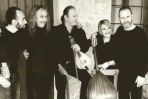 oι Μιχάλης και Αντώνης Φραγκιαδάκης με τους συνεργάτες τους