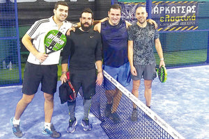 1ο τουρνουά Padel στο Ηράκλειο : Αριστερά οι νικητές στους άνδρες Α’ επιπέδου Χ. Κόκκινος και Ι. Μανιός. Δεξιά οι φιναλίστ