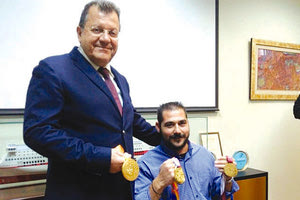 Οι “Μινωικές” τίμησαν τον χρυσό παραολυμπιονίκη Μανώλη Στεφανουδάκη