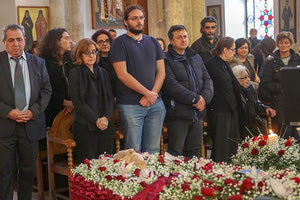 αποχαιρέτησαν χθες τον Γιώργη Κλάδο συγγενείς, φίλοι, βουλευτές, εκπρόσωποι της Αυτοδιοίκησης και τοπικών φορέων και δεκάδες συμπολίτες μας που παρευρέθηκαν στην κηδεία του