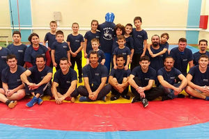 Οι παλαίμαχοι παλαιστές του “Καλλέργειου” με τους νέους αθλητές