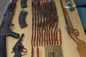 Χειροπέδες σε δύο για όπλα και αρχαία