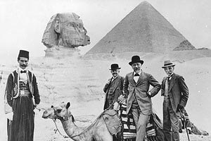 ΦΩΤΟ ΗΜΕΡΑΣ : Στις Πυραμίδες το 1915