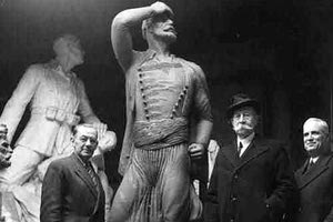 ΦΩΤΟ ΗΜΕΡΑΣ: Στο εργαστήρι του γλύπτη ο πρίγκιπας Γεώργιος