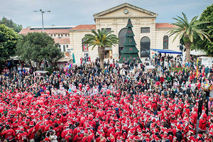 “Κόκκινο ποτάμι” με το Santa Run χθες στα Χανιά
