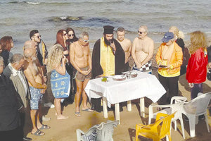 Έκοψαν την πίτα τους οι τολμηροί χειμερινοί κολυμβητές