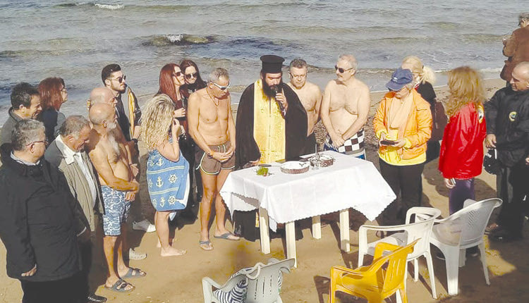 Έκοψαν την πίτα τους οι τολμηροί χειμερινοί κολυμβητές