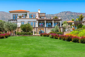 Έπαυλη - βίλα 10,5 εκατομμυρίων ευρώ με θέα τη Σπιναλόγκα, καταπράσινους κήπους, πισίνες, έξι υπνοδωμάτια και εκπληκτική θέα στον κόλπο του Μιραμπέλλου