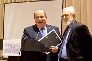 Ο Όμιλος για την Unesco βράβευσε τον Γιάννη Σμαραγδή