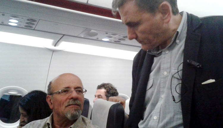 ο κ. Εμμανουήλ Αχλαδιανάκης, πρόεδρος της Πανελλήνιας Ομοσπονδίας Τριτέκνων με τον κ. Τσακαλώτο