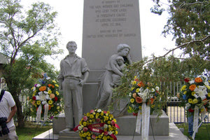 Ανδριάντα για τον Κρητικό  που τα “έβαλε” με τον Ροκφέλερ