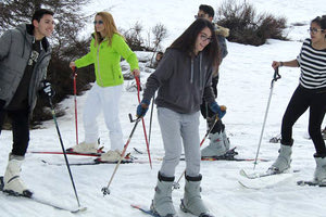 Εκατοντάδες Κρητικοί κάνουν μαθήματα σκι στον Ψηλορείτη