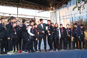 Ο Γιώργος Κουτσουπιάς στην απονομή ενός από τα κύπελλα που κατέκτησε η Ακαδημία του ΟΦΗ στο Knossos Cup