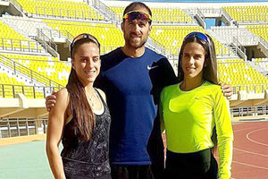 Οι αδελφές Βασιλείου με τον Λυκούργο Τσάκωνα