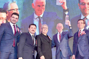 ο δήμαρχος του Μπεϊλίκντουζου της Κωνσταντινούπολης, Εκρέμ Ιμάμογλου πήρε την πρωτοβουλία να βραβεύσει τον Γιώργο Α. Παπανδρέου για την καθοριστική συμβολή του στην βελτίωση των σχέσεων των δύο χωρών