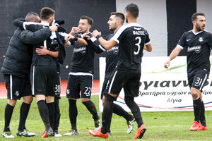 Οι παίκτες του ΟΦΗ πανηγυρίζουν τη σπουδαία νίκη στο Αίγιο