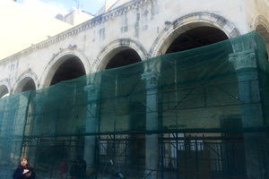 ξεκινούν τα έργα αποκατάστασης των φθορών που έχουν υποστεί οι εξωτερικοί κίονες της Βασιλικής του Αγίου Μάρκου αλλά και των μαρμάρων που έχουν καταστραφεί