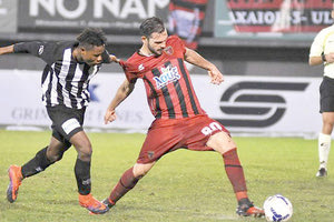 Ο Μπρους (αριστερά) ενδιαφέρει τον Εργοτέλη