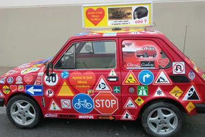 Με τα σήματα της τροχαίας κυκλοφορίας και με το μήνυμα «ΑΓΑΠΩ τη ΖΩΗ, ΟΔΗΓΩ ΥΠΕΥΘΥΝΑ» έντυσε ένα από τα ιστορικά του αυτοκίνητα ο συλλέκτης κλασικών αυτοκινήτων Ρασιδάκης Μιχάλης.