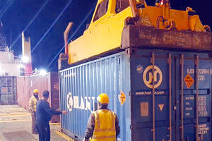 Μεταφορά κοντείνερ στο λιμάνι του Ηρακλείου