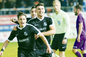 Οι δύο “χρυσοί” σκόρερ του ΟΦΗ, Μάνος και Κουτσιανικούλης, πανηγυρίζουν τη μεγάλη νίκη