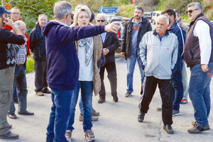 Συμβολικά απέκλεισαν τον κόμβο της Αγίας Πελαγίας κάτοικοι της περιοχής