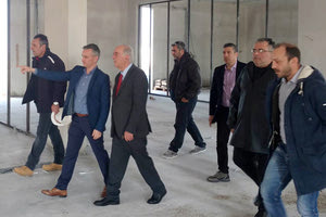 ο Δήμαρχος Ηρακλείου Β. Λαμπρινός κατά την επίσκεψή του στο κτίριο που θα στεγάσει τη νέα ιχθυαγορά Ηρακλείου