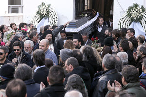 Το τελευταίο αντίο στον ανατρεπτικό καλλιτέχνη Τζίμη Πανούση