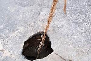 Τρύπα-παγίδα στον αναπλασμένο δρόμο της λεωφόρου Πλαστήρα.