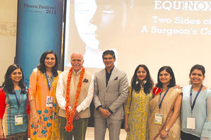 Ο Γιάννης Παλλήκαρης, από την Ινδία όπου βρίσκεται και λειτουργεί στην πόλη Pune μεγάλο οφθαλμολογικό νοσοκομείο με το όνομά του