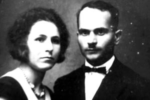 Ο Νικόλαος Δετορά́κης του Ιωά́νου με τη σύ́ζυγό́ του Σουλτανία