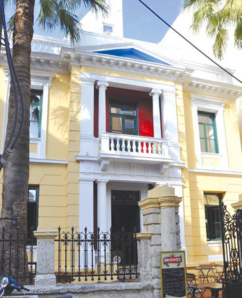 Πωλητήριο στο διατηρητέο πρώην Γαλλικό Ινστιτούτο