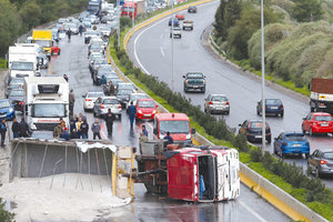 νταλίκα ΝΤΕΡΑΠΑΡΙΣΕ ΣΤΗΝ ΕΘΝΙΚΗ ΟΔΟ και έφερε κυκλοφοριακό χάος