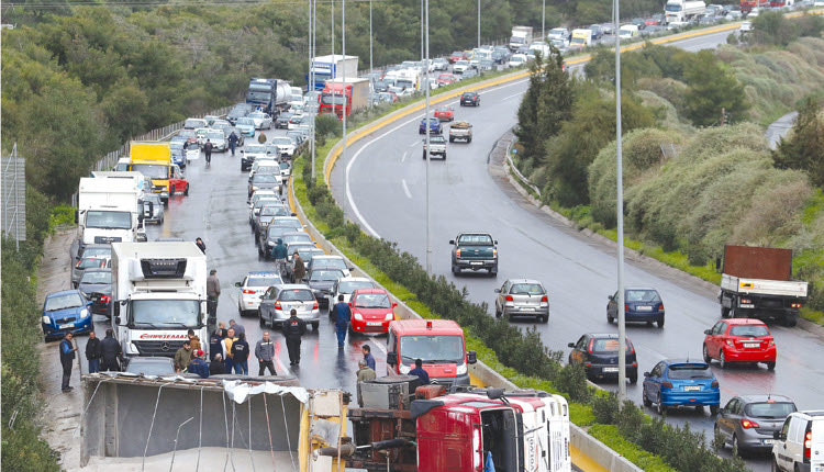 Η νταλίκα έφερε κυκλοφοριακό χάος