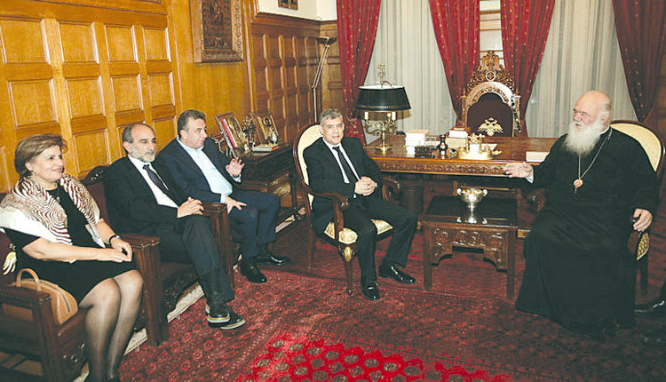 Στο επίσημο δείπνο που παρέθεσε στους περιφερειάρχες ο Μακαριότατος αρχιεπίσκοπος Αθηνών και πάσης Ελλάδος κ. Ιερώνυμος παρευρέθηκε και ο κ.Αρναουτάκης