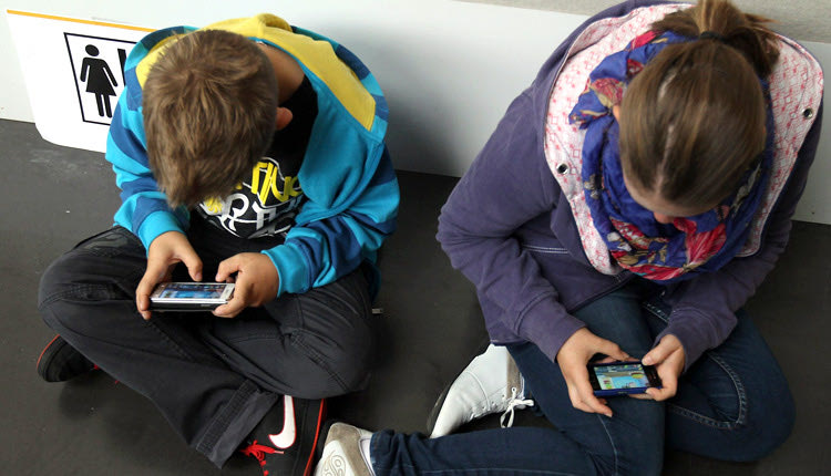 Εθισμένος στο διαδίκτυο ένας στους επτά έφηβους