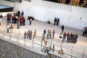 Κάθε μήνα εκτός φυλακής 340 κρατούμενοι