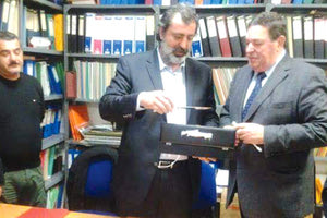 ήταν Ιανουάριος του 2014. Ο Παύλος Πολάκης ως δήμαρχος Σφακίων βραβεύει τον Φράγκο Φραγκούλη και του απονέμει τον τίτλο του “Επίτιμου Δημότη”