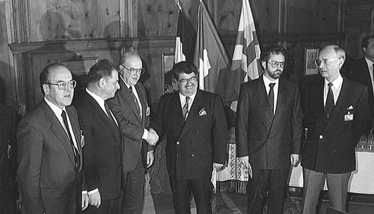 μια άλλη ιστορική συνάντηση που έγινε στην ελβετική κωμόπολη, μεταξύ του Ανδρέα Παπανδρέου και του Τουργκούτ Οζάλ, το 1988.