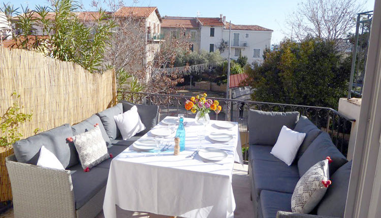 Το ειδυλλιακό μπαλκόνι του σπιτιού